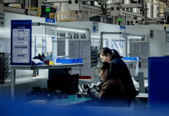 一件件汽车内饰零部件雏