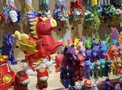 凭借独特设计和刺绣工艺