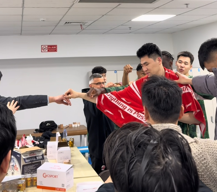 南京天之蓝力克浙江稠州金租 赛后更衣室化解矛