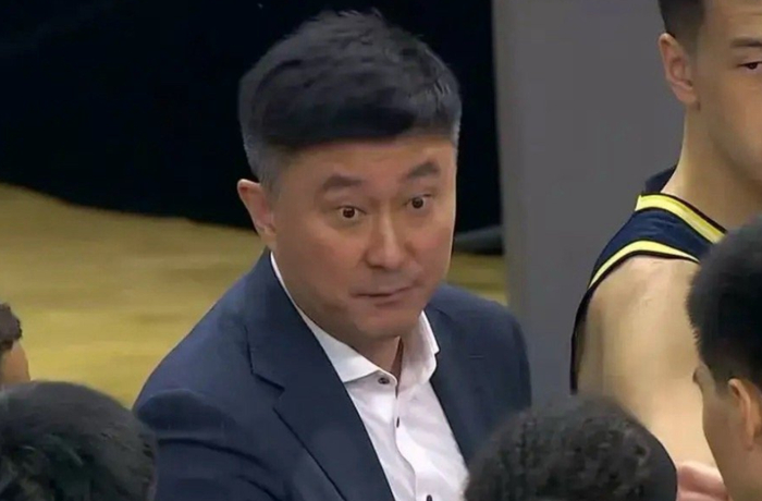 杜锋全运会夺冠后仍遭下课质疑，广东队联赛成