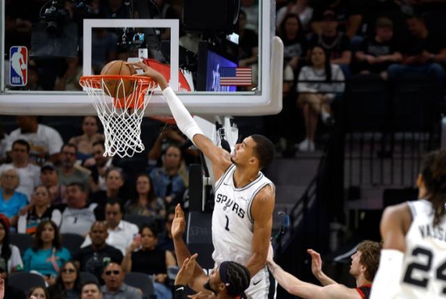 亚历山大47分力挽狂澜 雷霆险胜残阵活塞 文班亚