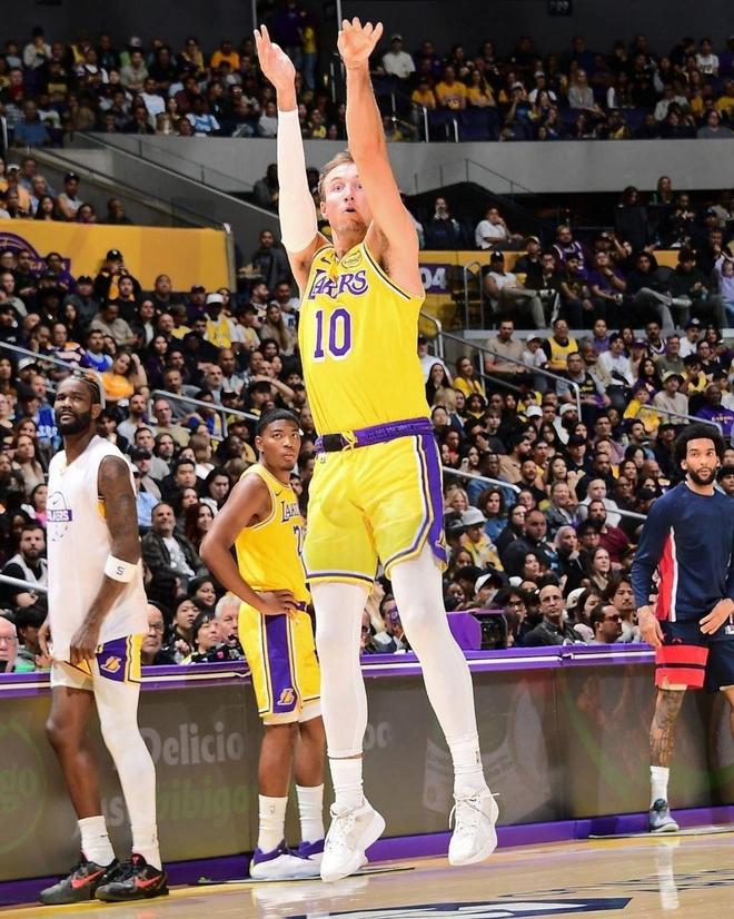 詹姆斯创历史三双纪录 湖人横扫奇才夺三连胜