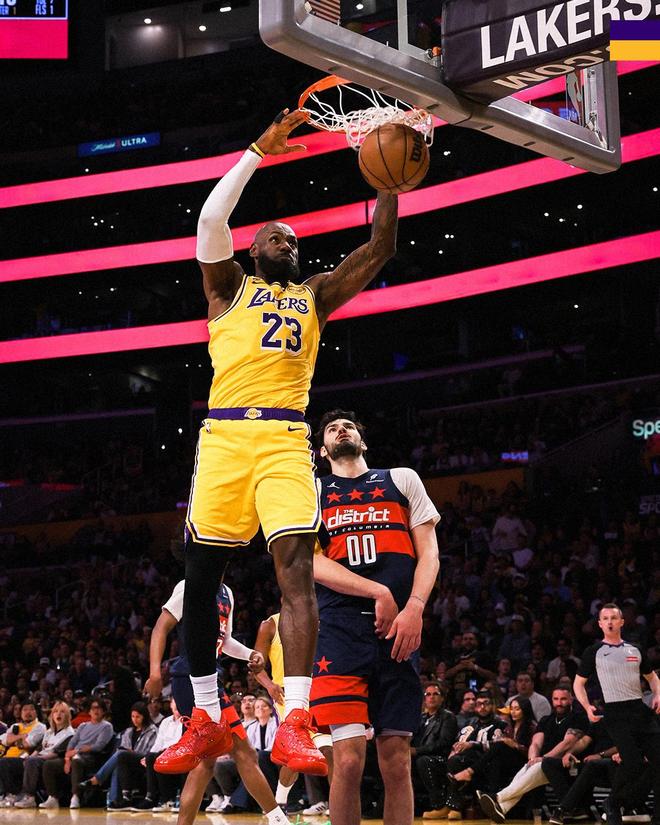 詹姆斯创历史三双纪录 湖人横扫奇才夺三连胜