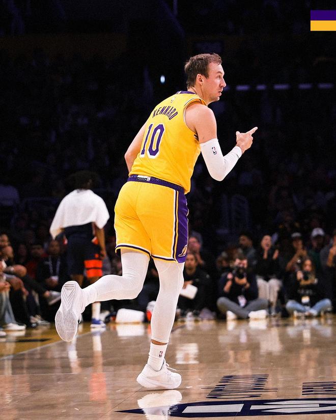 詹姆斯创历史三双纪录 湖人横扫奇才夺三连胜