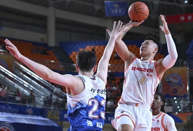 上海男篮16连胜领跑CBA常规赛，季后赛席位争夺战