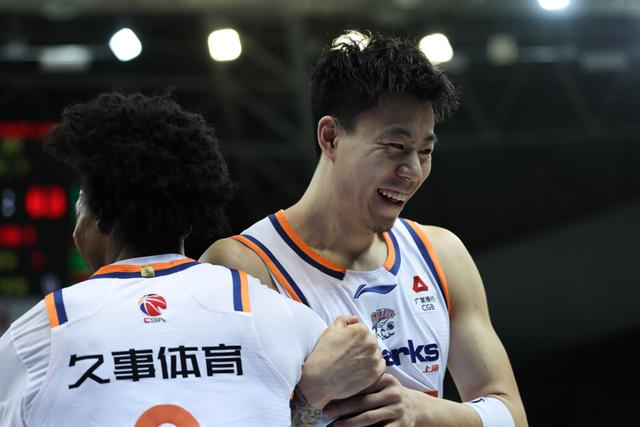 上海男篮16连胜领跑CBA常规赛，季后赛席位争夺战