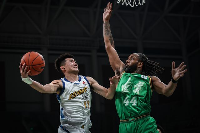 上海男篮16连胜领跑CBA常规赛，季后赛席位争夺战