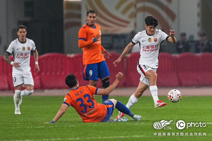 五外援泰山艰难逼平残阵海港 球迷怒斥代理主帅